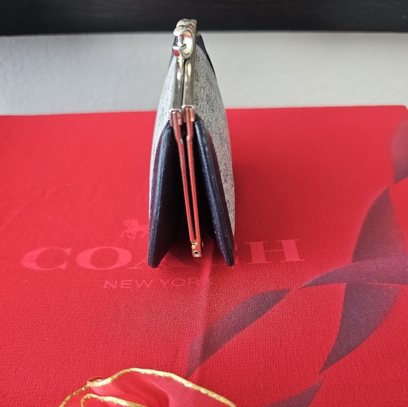 💯AUTHENTIC, VINTAGE GUCCI COIN PURSE - Picture 4 of 6